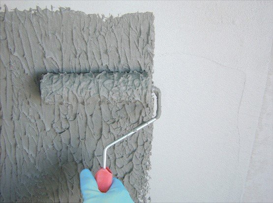 textura de parede - pintor aplicando textura em superfície lisa